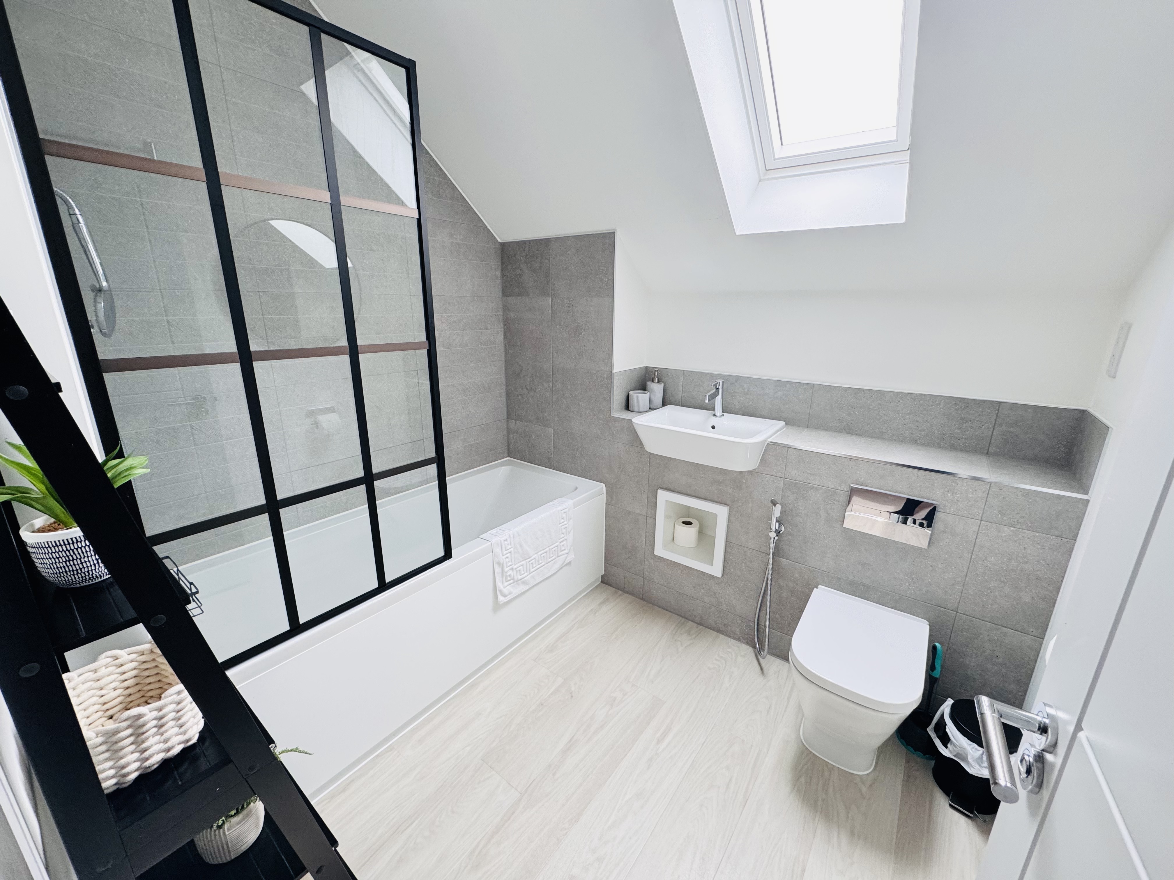 Bathroom with Crittall bath screen