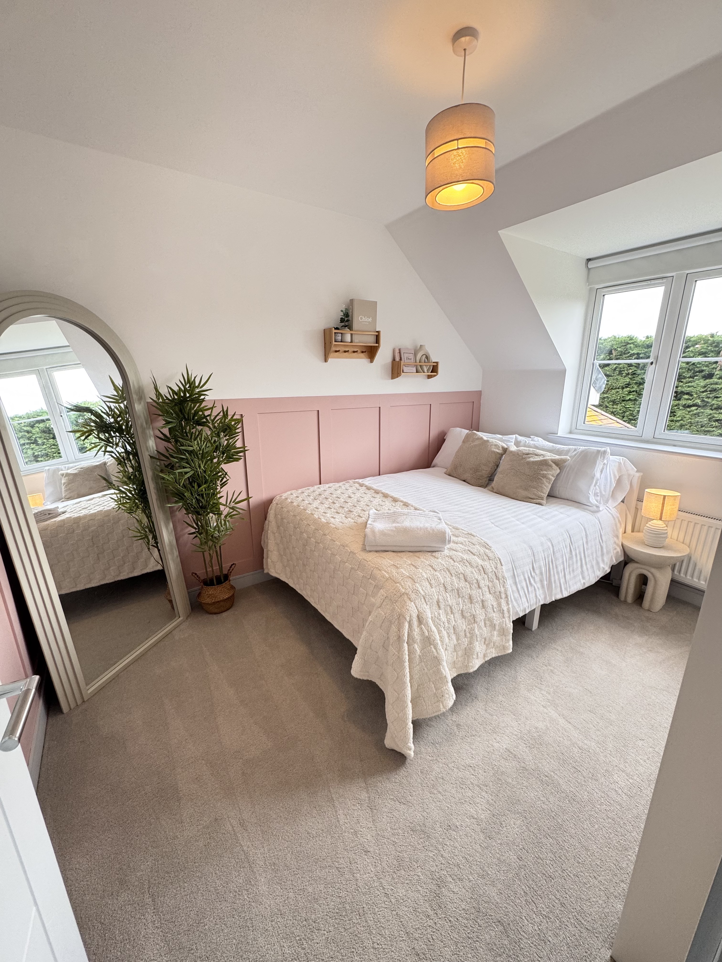 Bedroom with pink panelling